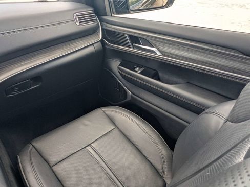 Used 2024 Jeep Wagoneer L Series III w/ Flexible Seating Group AWD/4WD image 23
