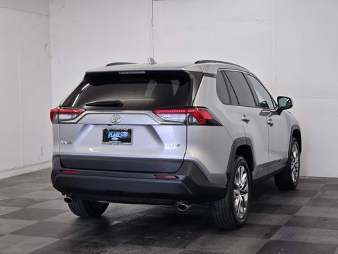 Used 2019 Toyota RAV4 XLE Premium w/ Cold Weather Package FWD image 7