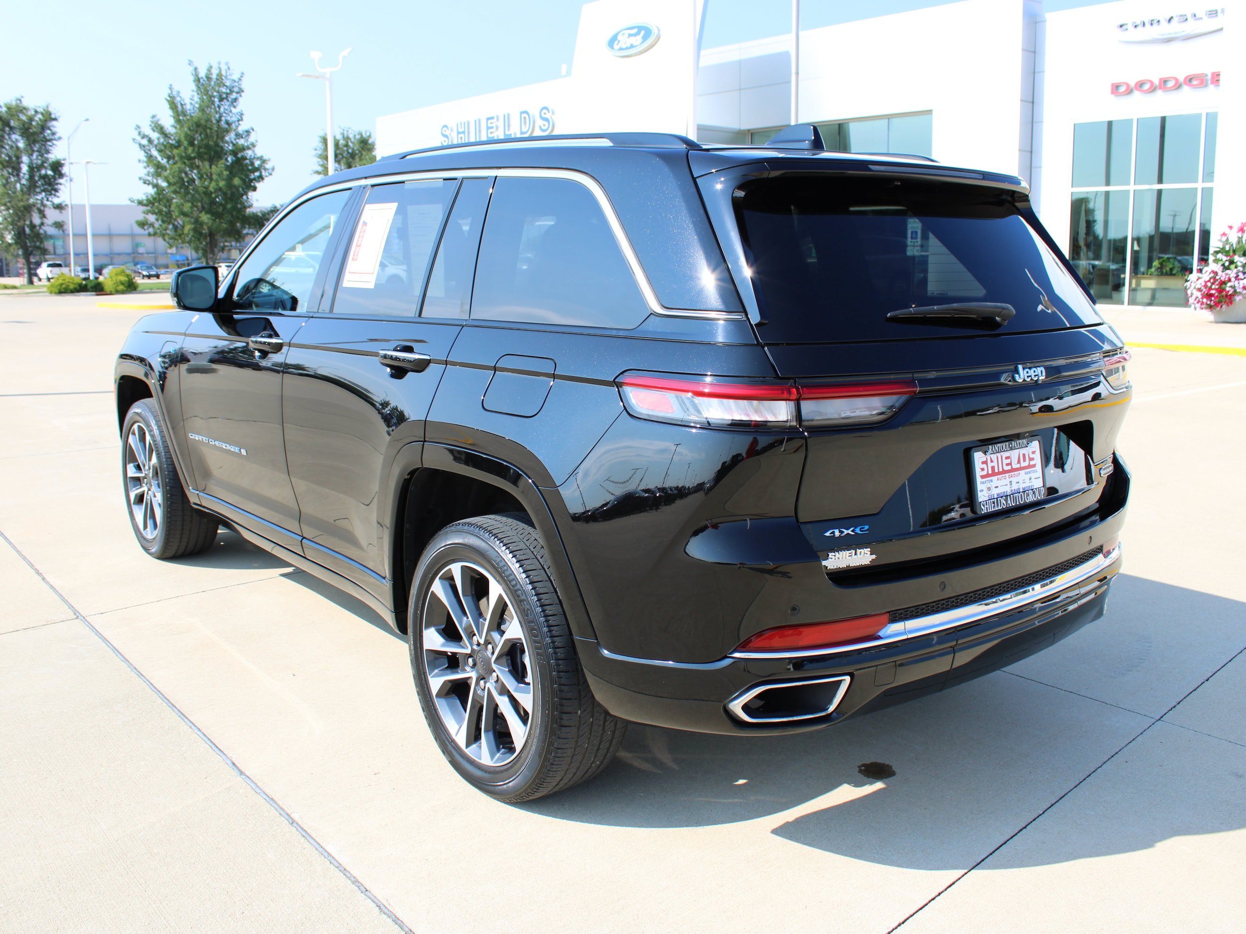 Used 2023 Jeep Grand Cherokee Overland AWD/4WD image 4