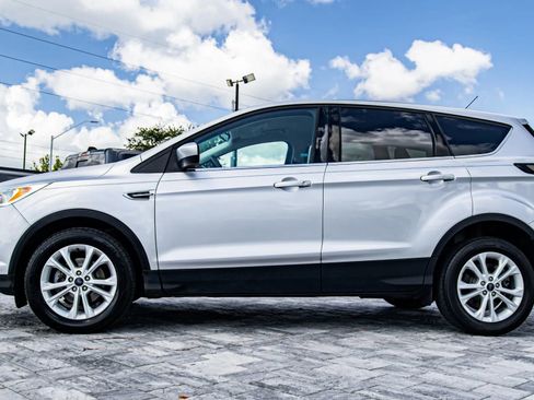 Used 2017 Ford Escape SE FWD image 4