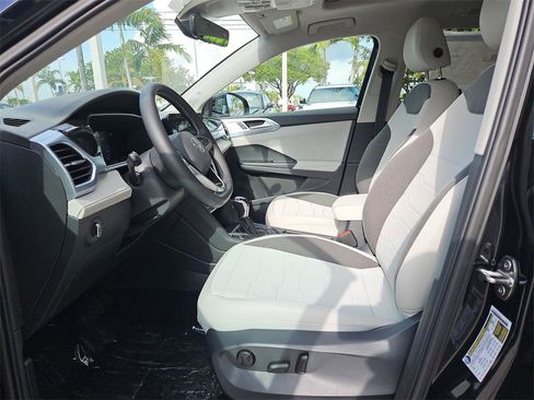 New 2025 Volkswagen Taos SE image 7