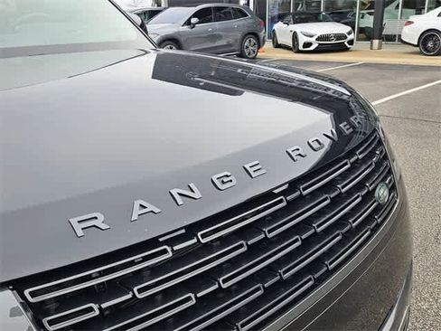 Used 2025 Land Rover Range Rover SE image 12