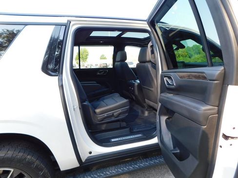 Used 2022 Chevrolet Suburban Z71 AWD/4WD image 6