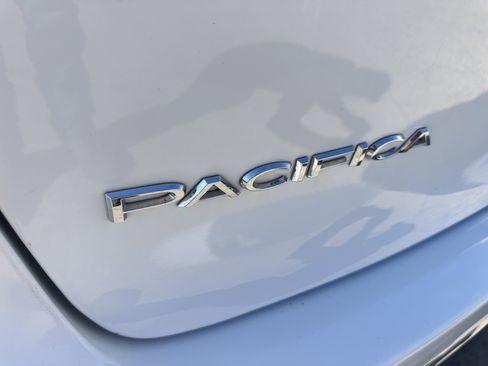 Used 2018 Chrysler Pacifica Touring-L image 34