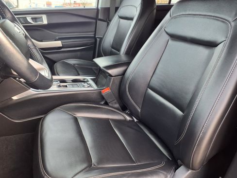 Certified 2022 Ford Explorer XLT w/ Equipment Group 202A image 3