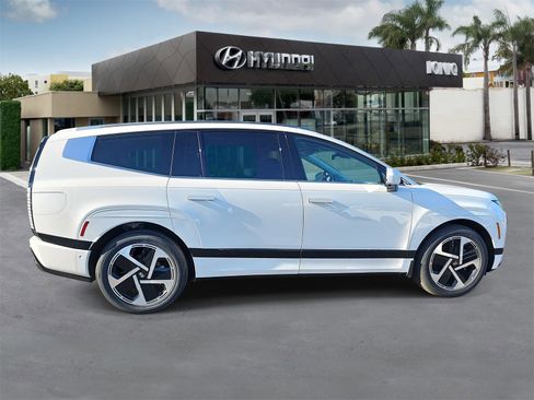 New 2026 Hyundai Ioniq 9 Calligraphy image 2