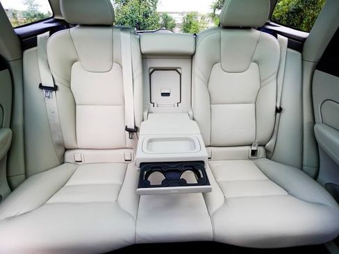 Used 2022 Volvo XC60 B5 Momentum w/ Advanced Package image 27