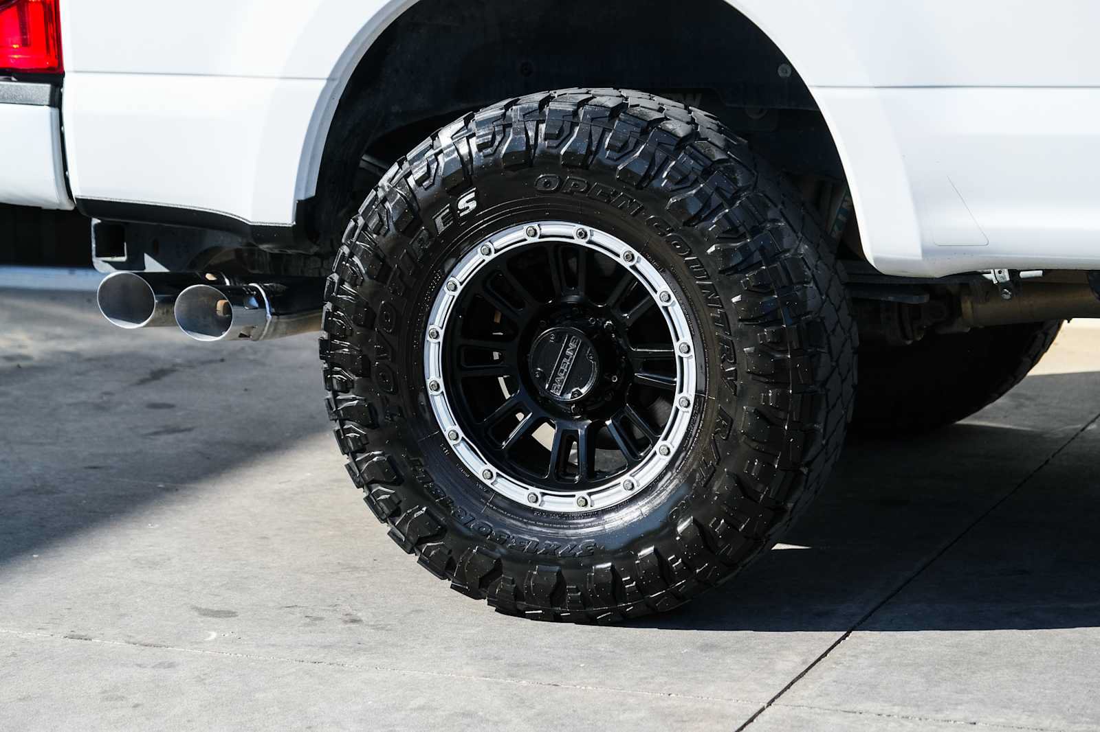 Used 2022 Ford F250 Platinum w/ FX4 Off-Road Package AWD/4WD image 9