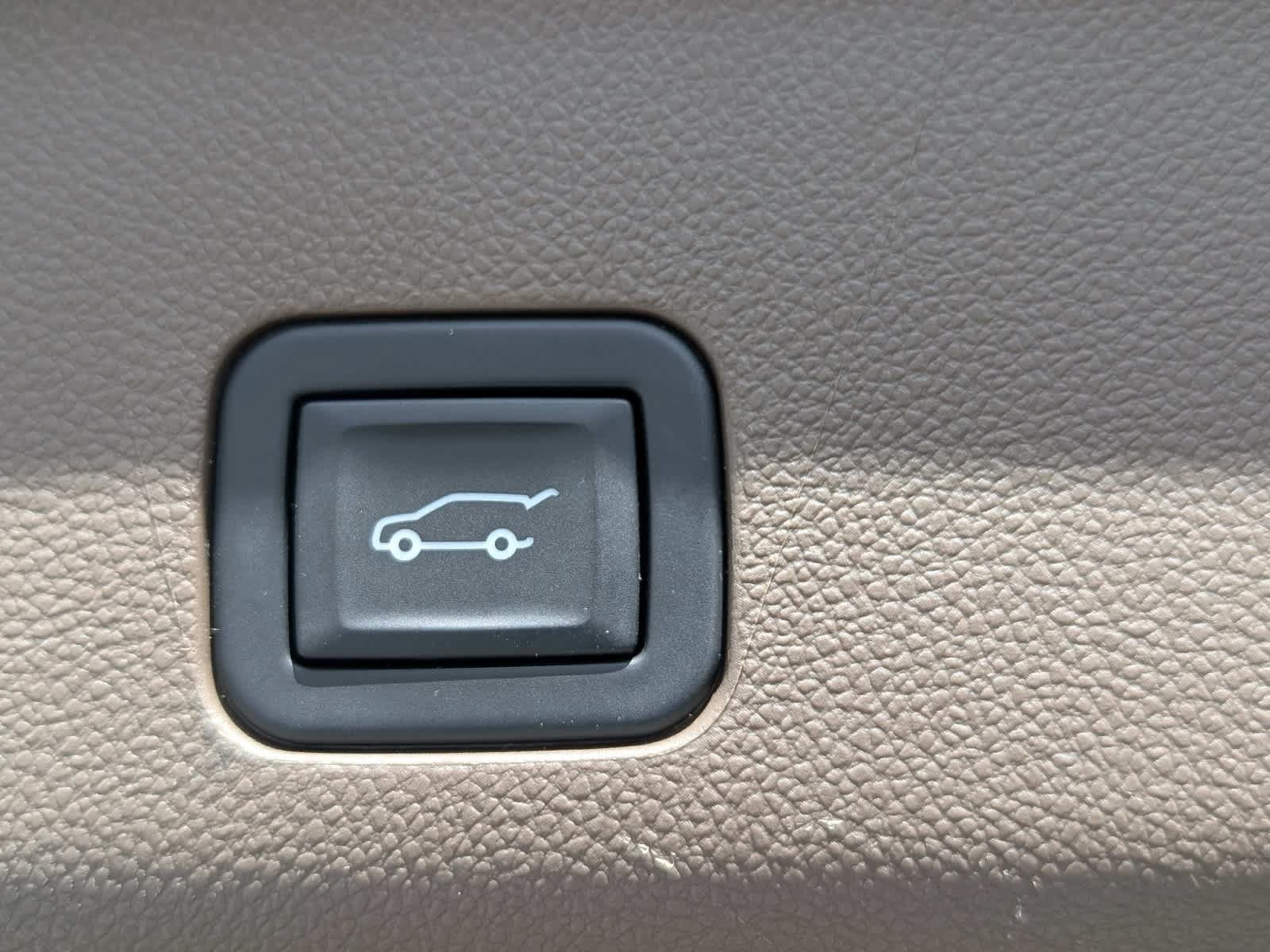 Used 2023 GMC Yukon XL Denali AWD/4WD image 16