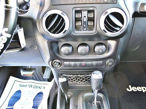 Used 2015 Jeep Wrangler Unlimited Sahara w/ Connectivity Group AWD/4WD image 13