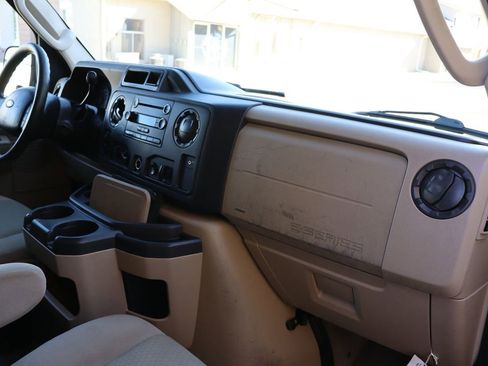 Used 2009 Ford E-350 and Econoline 350 Super Duty Wagon image 17
