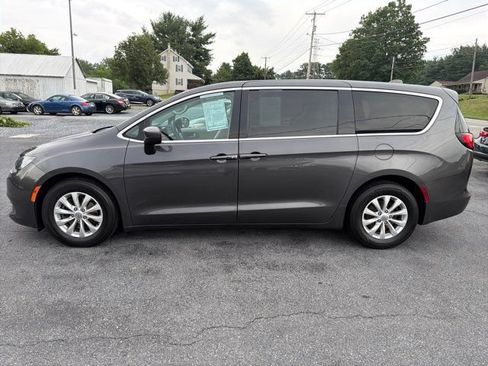 Used 2017 Chrysler Pacifica LX FWD image 2