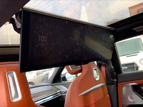 Used 2023 BMW 740i w/ Executive Package image 30