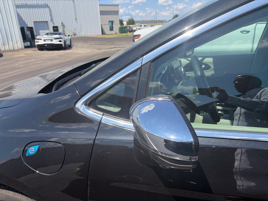 Used 2022 Chrysler Pacifica Limited FWD image 12