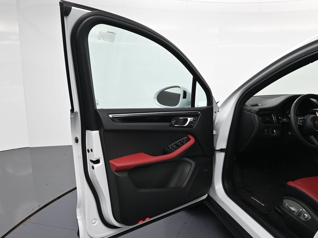 Used 2026 Porsche Macan AWD/4WD image 16