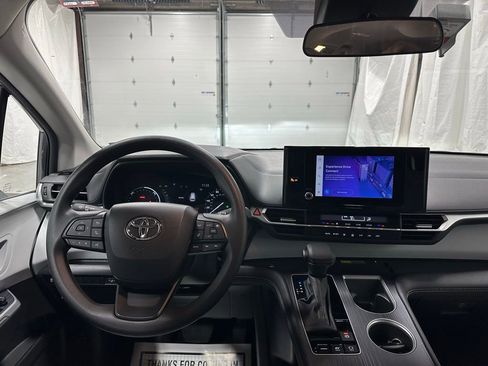 Used 2025 Toyota Sienna LE image 16