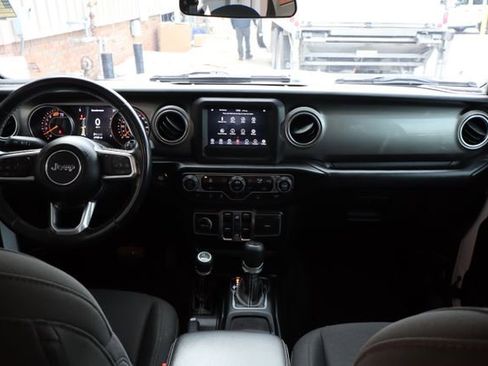 Used 2020 Jeep Wrangler Unlimited Sahara image 40