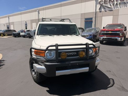 Used 2014 Toyota FJ Cruiser 4WD w/ Convenience Package image 2