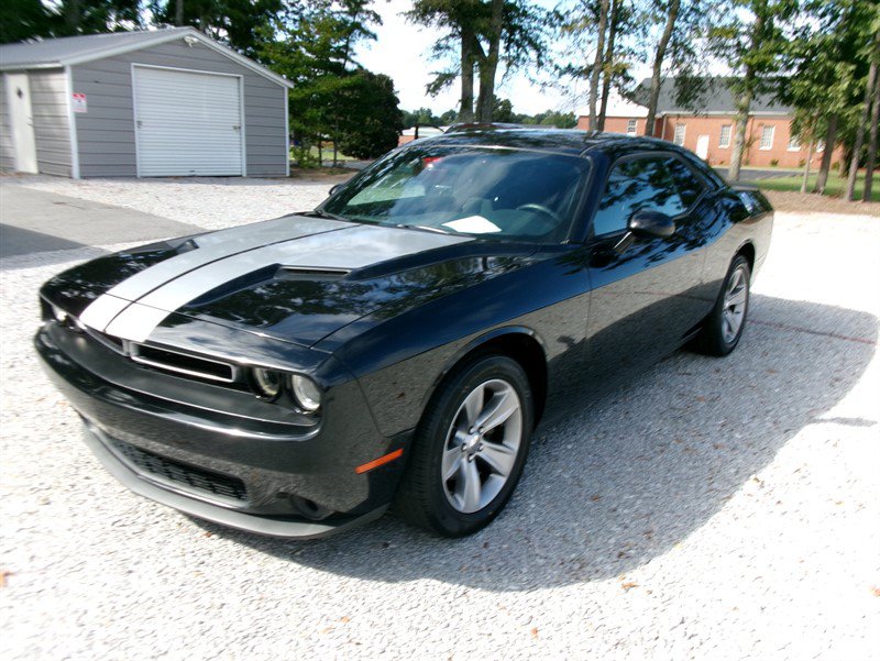 Used 2016 Dodge Challenger SXT RWD image 1