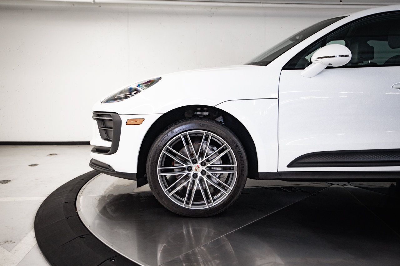 Certified 2024 Porsche Macan AWD/4WD image 11