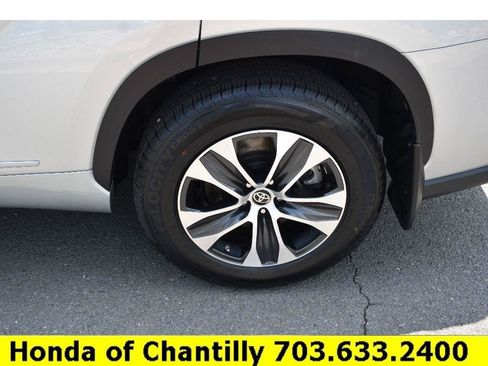 Used 2022 Toyota Highlander XLE AWD/4WD image 34