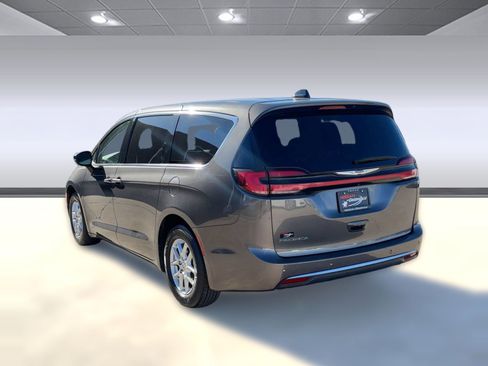 Used 2023 Chrysler Pacifica Touring-L image 3