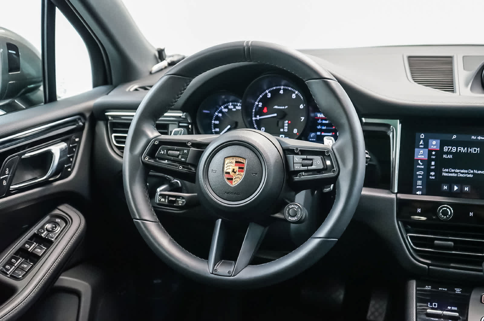 Certified 2026 Porsche Macan Turbo AWD/4WD image 21