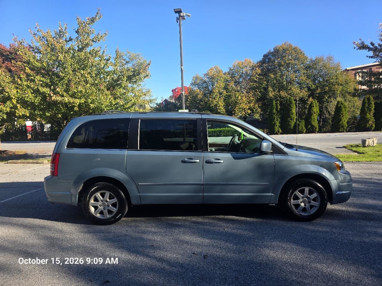 Used 2010 Chrysler Town & Country Touring FWD image 7