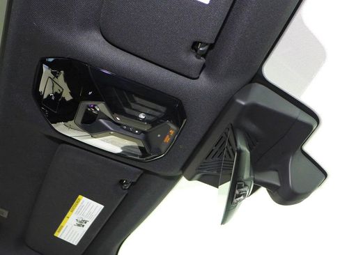 Used 2023 BMW 740i w/ Parking Assistance Package image 17