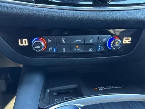 Used 2024 Buick Enclave Premium image 9