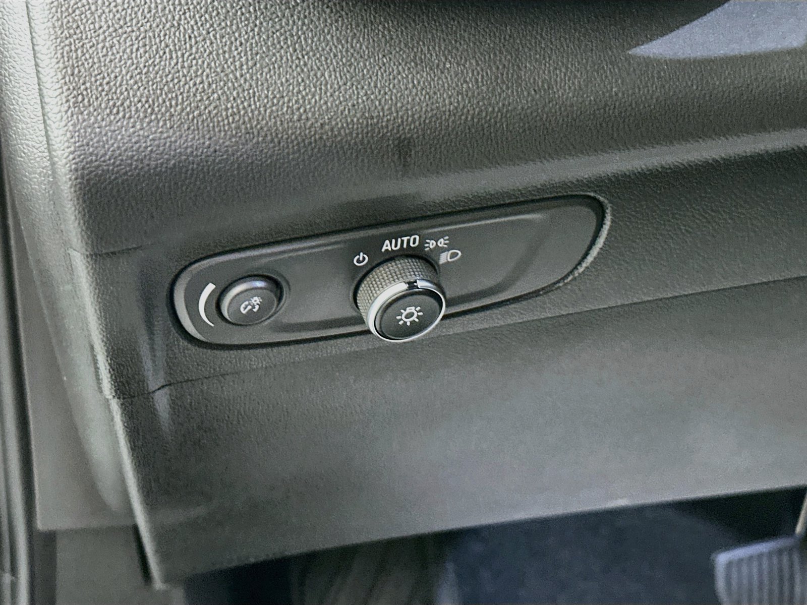 Used 2023 Buick Envision Essence AWD/4WD image 10