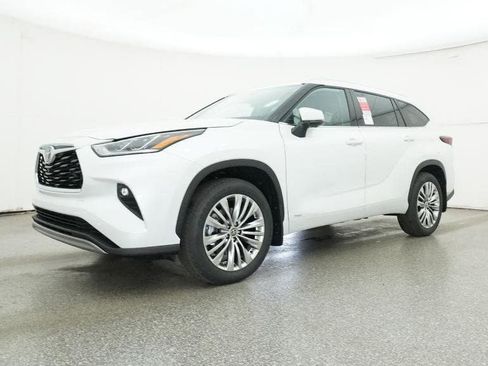 New 2026 Toyota Highlander Platinum image 17