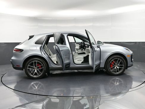 Certified 2022 Porsche Macan S image 36