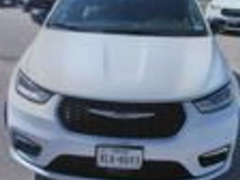 Used 2026 Chrysler Pacifica Select FWD image 2