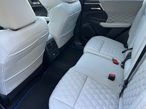 New 2025 Mitsubishi Outlander SEL image 11