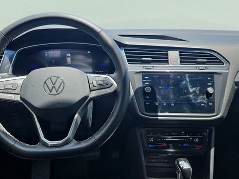 Used 2024 Volkswagen Tiguan SE AWD/4WD image 9