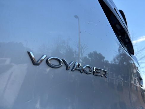 Used 2023 Chrysler Voyager LX image 10