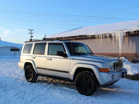 Used 2009 Jeep Commander Sport image 2