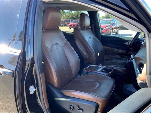Used 2017 Chrysler Pacifica Limited image 8