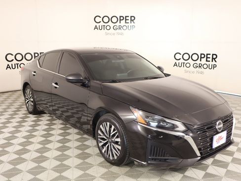 Used 2024 Nissan Altima 2.5 SV image 1