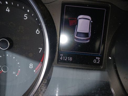 Used 2021 Volkswagen Tiguan SE w/ Panoramic Sunroof Package image 3