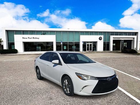 Used 2017 Toyota Camry LE image 2