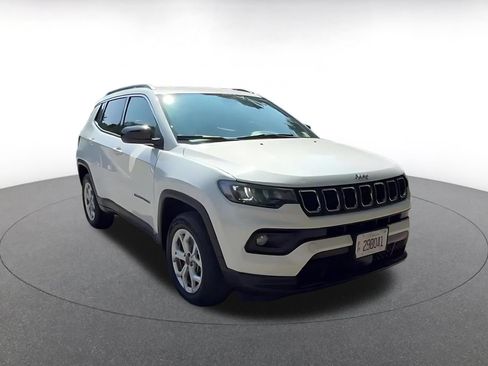 Used 2025 Jeep Compass Latitude AWD/4WD image 3