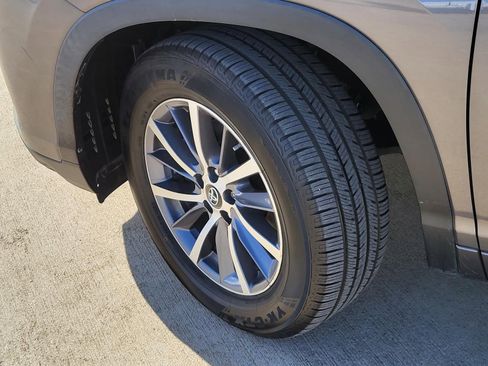 Used 2017 Toyota Highlander XLE image 11