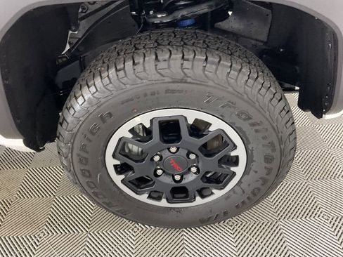 Used 2025 Toyota Tacoma 4x4 Double Cab image 10