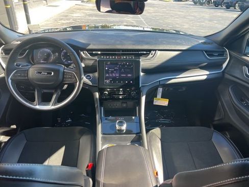 New 2025 Jeep Grand Cherokee Altitude image 21