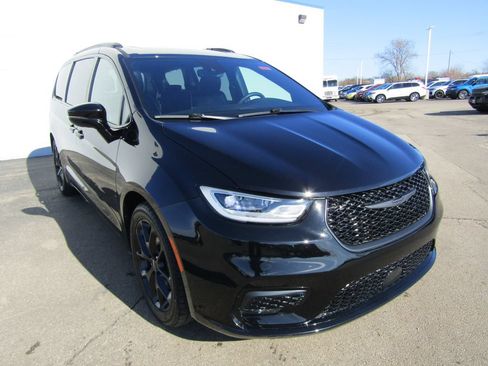 Used 2025 Chrysler Pacifica Limited FWD image 11