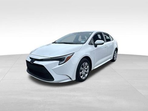 Used 2024 Toyota Corolla LE image 2