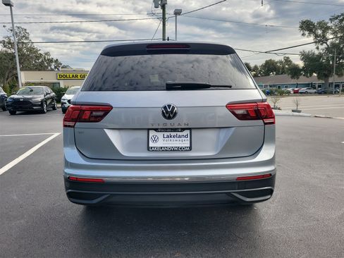 Used 2022 Volkswagen Tiguan SE w/ Panoramic Sunroof Package image 7