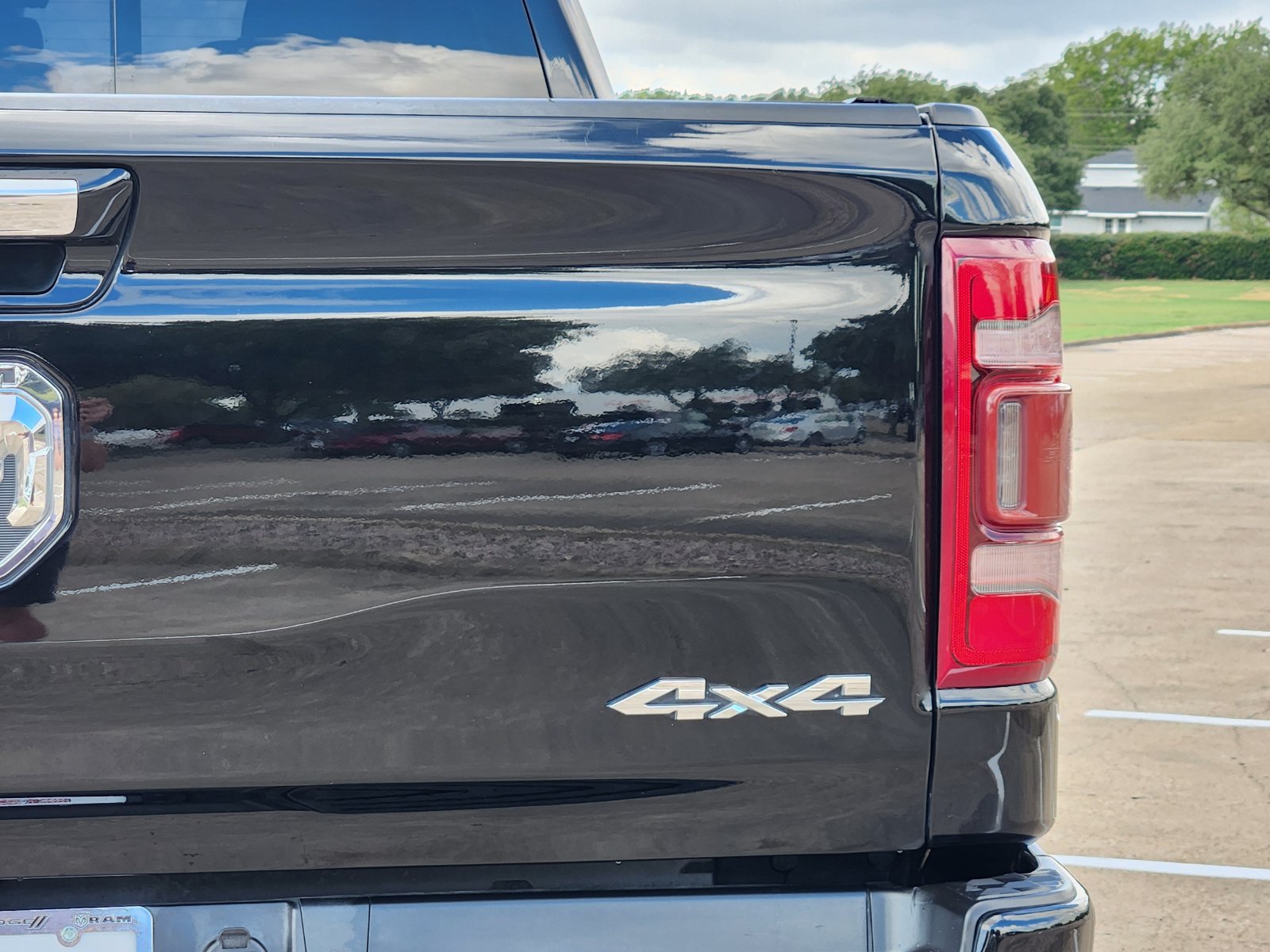 Used 2020 RAM 1500 Laramie AWD/4WD image 11